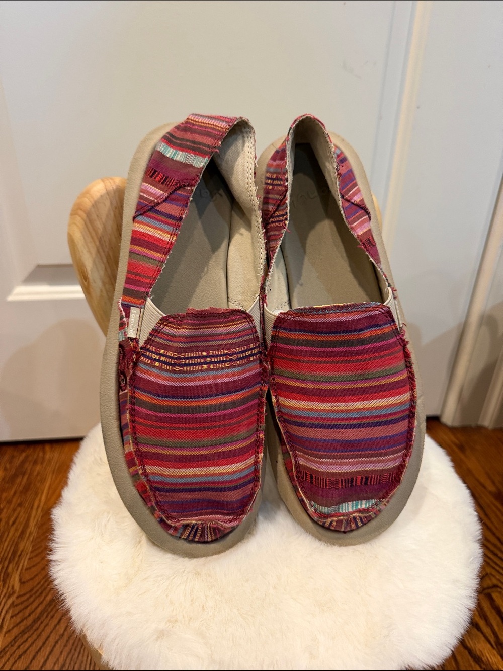 Sanuk size 8 Women’s Striped Canvas Slip-On Flats in Pink and Red Tones